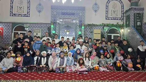 Mersin'de Çocuklara Hediyeler Verildi