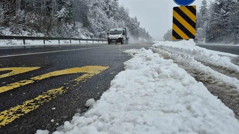 Düzce'de Kar Yağışı Sürücülere Zorluk Çıkarıyor