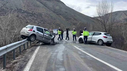 Erzincan'da İki Araç Çarpıştı
