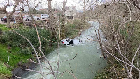 Hatay'da Dereye Uçan Araçta Kurtarma Operasyonu