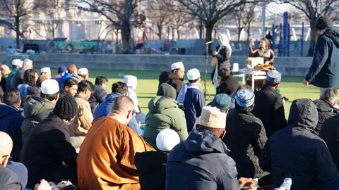 New York'ta Bayram Namazı Sokaklarda Kılındı