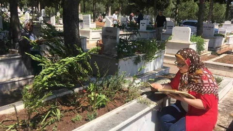 Aydın'da Mezarlıklarda Yoğunluk Yaşandı