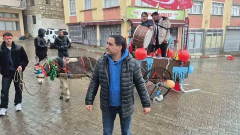 Davulcular Eşek Arabasıyla Bahşiş Topluyor