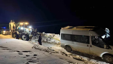 Başkale'de Minibüs Kara Saplandı