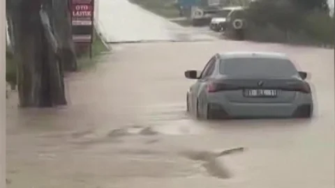 Karataş'ta Sağanak Yağış Etkili Oldu