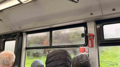 Arnavutköy'de Otobüs Tavanından Su Aktı