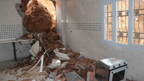 Cizre'de Heyelan Sonucu Ev Yıkıldı