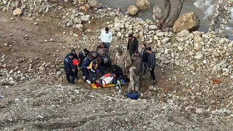 Adıyaman'da Otomobil Dere Yatağına Yuvarlandı