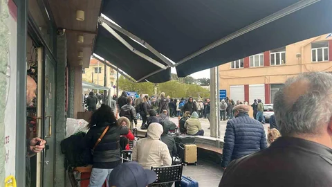 Türk Tatilciler Midilli Adası'nda Mahsur Kaldı