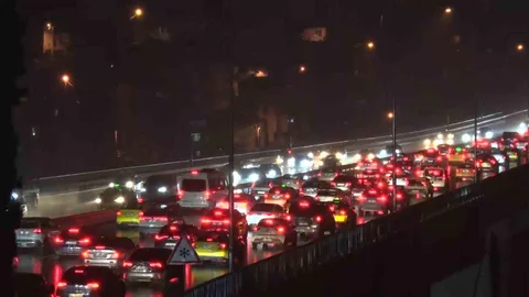 İstanbul'da Gece Köprü Trafiği Yoğunluğu