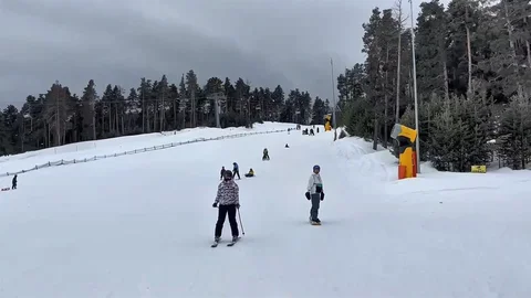 Kars'ta Bayram Yoğunluğu Kayak Merkezinde