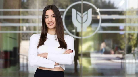 Filenin Yıldızı İzmir'de Hukuk Öğrenimi Görüyor