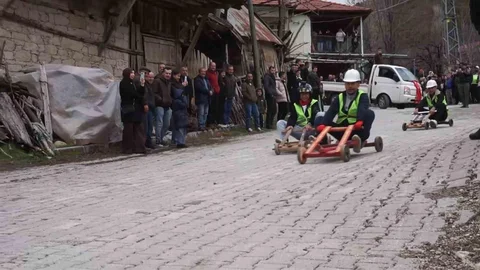 Burdur'da Tahta Araba Yarışı Heyecanı