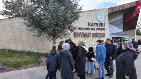 Kayseri'de Hayvanat Bahçesi Bayramda Doldu Taştı