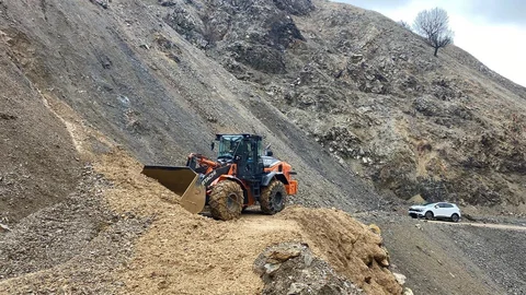 Sason'da Heyelan Sonrası Yol Açıldı