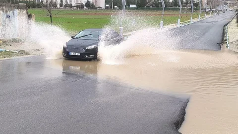 Gercüş'te Yağış ve Fırtına Etkili Oluyor