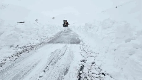Hakkari'de Kar Yağışı Nedeniyle Yollar Kapandı