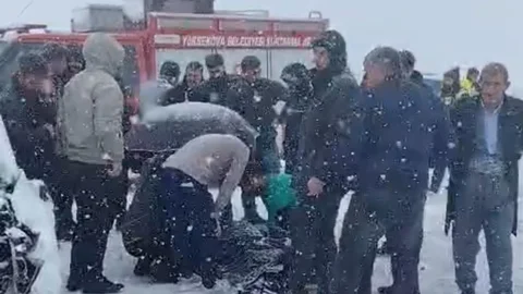 Yüksekova’da Kamyonet Kazası: 8 Yaralı