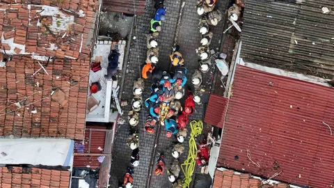 Fatih'te Enkaz Altında Kurtarma Çalışmaları