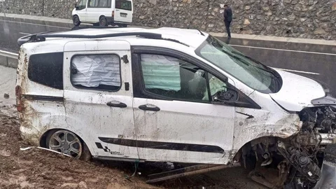 Bitlis'te Kamyonet Takla Attı