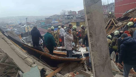 Fatih'te Bina Çökmesi Anları Görüntülendi