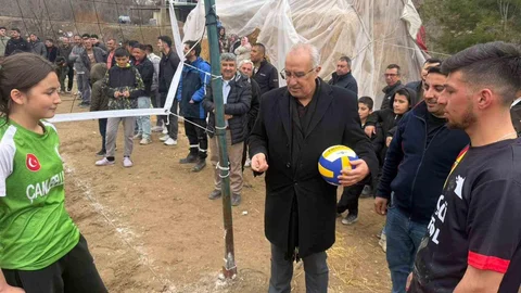 Başkan Arslan Çamlıbel'de Voleybol Turnuvası'nda