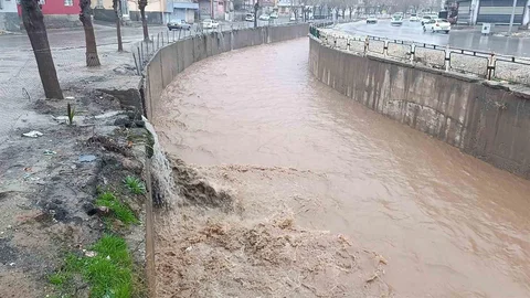 Şanlıurfa'da Sağanak Yağış Etkili Oldu