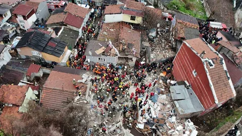 Fatih’te Çöken Binada Kurtarma Çalışmaları Devam Ediyor