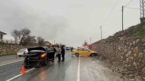 Elazığ'da Trafik Kazası Meydana Geldi