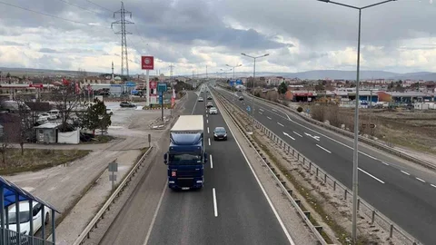 D100 Karayolunda Yoğun Dönüş Trafiği