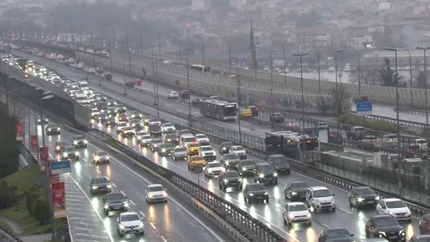İstanbul'da Trafik Yoğunluğu Yükseldi