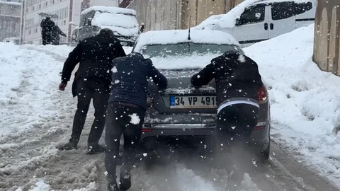 Yüksekova'da Yoğun Kar Yağışı Etkili Oldu
