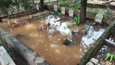 Adana Mezarlığı Su İçinde Kaldı