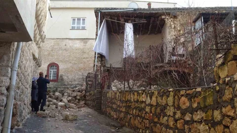 Gercüş'te Sağanak Yağış Sonucu Ev Çöktü