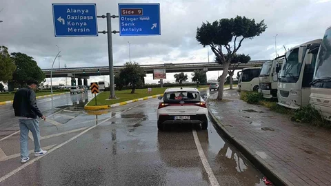 Antalya'da Otomobil-Motosiklet Çarpışması