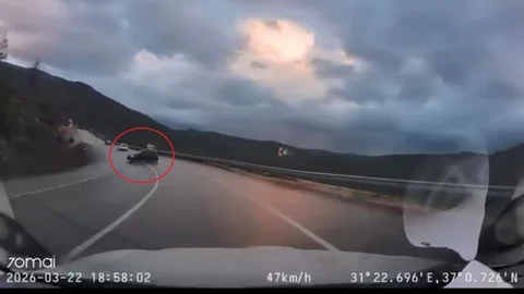 Kontrolden çıkan otomobilin anları görüntülendi