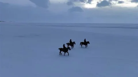 Gençler Buzlu Göl'de Koştu