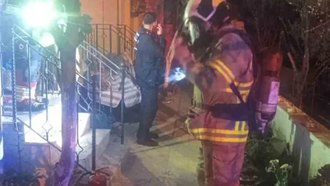 Altınoluk'ta Yangın: 2 Kişi Hastaneye Kaldırıldı