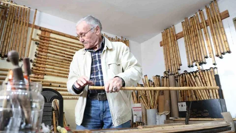 80 Yaşındaki Usta Kamışları Sanata Dönüştürüyor