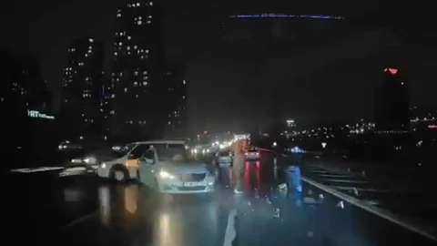 İstanbul'da Otoyolda Kaza Anı Kamerada