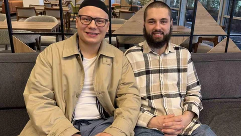 İki Genç Almanya'da İslamiyeti Seçti