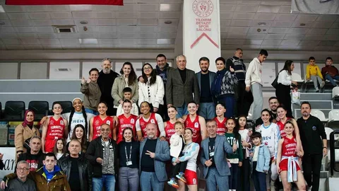 Manisa’nın Kadın Basketbol Takımı Zirveye Koşuyor