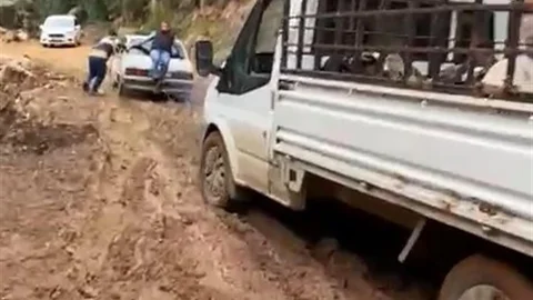 Antalya'da Heyelan Sonrası Yol Çamura Dönüştü