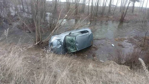 Bayburt'ta Otomobil Dereye Uçtu