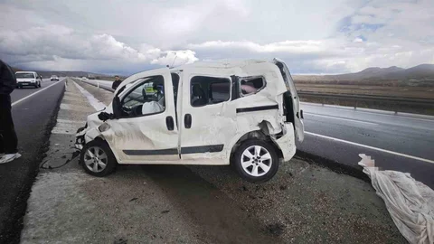 Sivas'ta Emniyet Kemerini Takmayan Sürücü Yaralandı