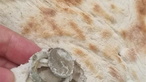 Elazığ'da Ekmekten Para Halkası Çıktı
