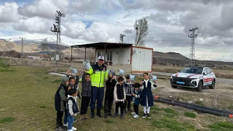 Çocuklara Bayram Harçlığı Verildi