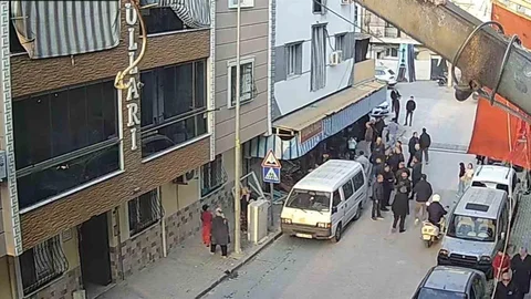 Manisa'da Bakkala Giren Otomobil Kazası