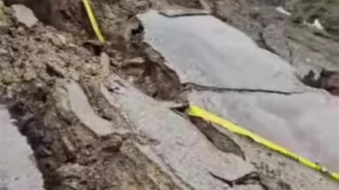 Bitlis'te Yağmur Sonrası Yol Çökmesi