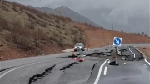 Hakkari'de Sınır Yolu Çökmeye Başladı